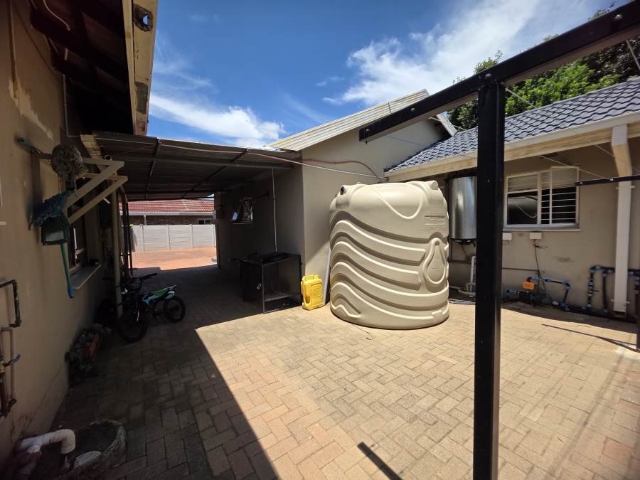 To Let 6 Bedroom Property for Rent in Riebeeckstad Free State